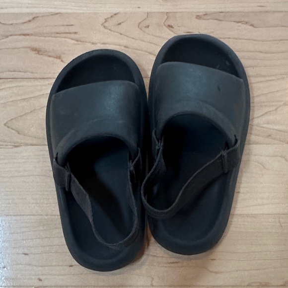 Zara Kids Black Slip-On Sandals - Picture 3 of 3